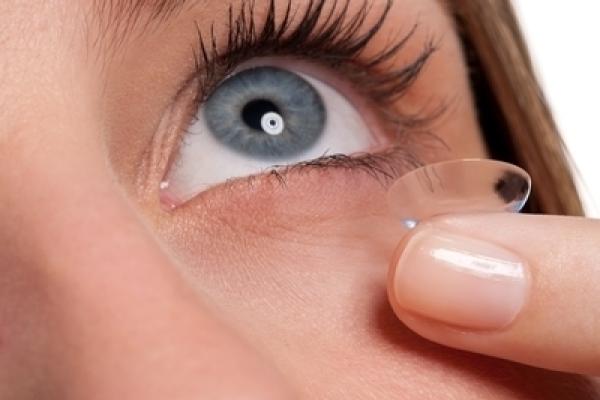 How to remove contact lenses