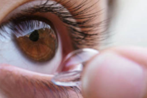inserting contact lenses in eye